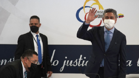 Iván Saquicela (sentado), presidente de la Corte Nacional, y Fausto Murillo, presidente del Consejo de la Judicatura, durante la firma de un convenio entras las instituciones, el 7 de febrero de 2022, en Quito.