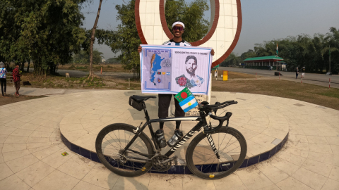 Tammat Bil Khoar, antes de empezar su recorrido en bicicleta en homenaje a Lionel Messi.