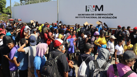 Migrantes hacen fila frente al Instituto Nacional de Migración (INM), el 6 de enero de 2023. 