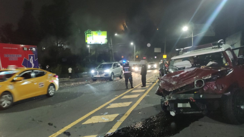 Uno de los autos que estuvo involucrado en el accidente que dejó tres muertos en el nororiente de Quito.