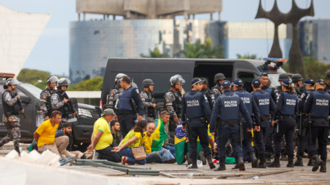 Momento en que fuerzas de seguridad detienen a simpatizantes del expresidente Jair Bolsonaro, en el Palacio Presidencial de Brasil, el 8 de enero de 2023. 