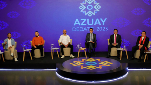 Sebastián Cevallos, Diego Matovelle, Juan Cristóbal Lloret, el moderador Hernán Samaniego, Diego Morales y Felipe Delgado, candidatos a la Prefectura del Azuay en el primer bloque del debate. 