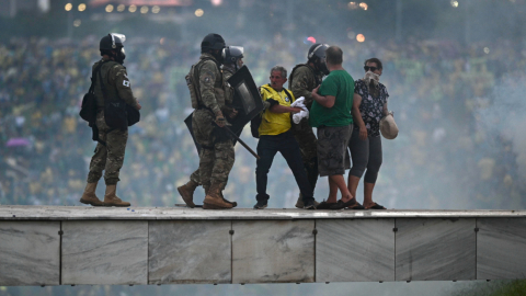 Policías enfrentan a seguidores del expresidente brasileño Jair Bolsonaro que invadieron el Palacio de Planalto, sede del Ejecutivo, y la Corte Suprema, el 8 de enero de 2023, en un intento de golpe de Estado.