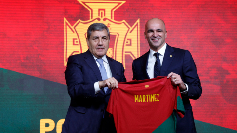 El presidente de la Federación Portuguesa de Fútbol (FPF) Fernando Gomes entrega una camiseta de la selección portuguesa al nuevo seleccionador Roberto Martínez en la Cidade do Futebol, Lisboa, el 9 de enero de 2023.