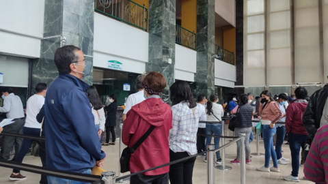 Atención al público en la matriz del IESS, en el centro de Quito, el 28 de julio de 2022.