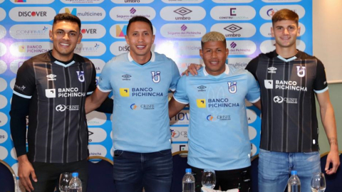 Los refuerzos de Universidad Católica lucen la camiseta del club, el 10 de enero de 2023. 