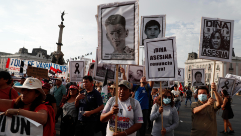 Decenas de personas participan en una nueva marcha contra el Gobierno de Dina Boluarte, en Lima, Perú, el 12 de enero de 2023.