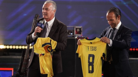 Gustavo Alfaro y Francisco Egas en la presentación de la camiseta de Ecuador para el Mundial de Qatar, el 25 de agosto de 2022. 