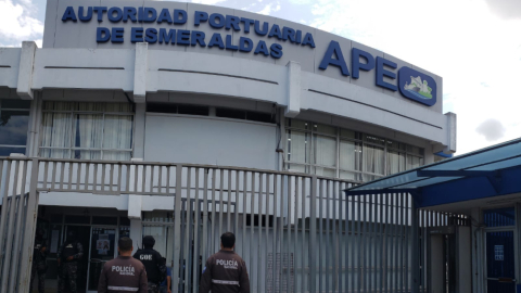 Momento del allanamiento a las oficinas de la Autoridad Portuaria de Esmeraldas, el 12 de enero de 2023.