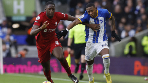 Ibrahima Konaté, del Liverpool, disputa una pelota con Pervis Estupiñán, del Brighton, el 14 de enero de 2023.