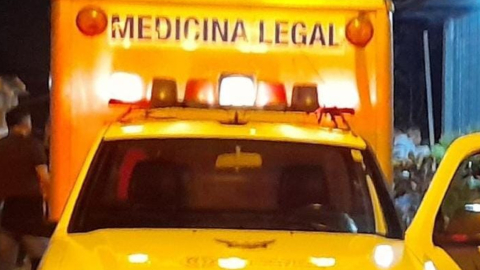 La ambulancia de Medicina Legal durante el levantamiento del cuerpo de José David Rubio. 