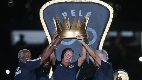 Lima, Edu, Manoel Maria y Clodoaldo, excompañeros de Pelé en el Santos, ingresan al campo portando una corona a un trono el 14 de enero de 2023