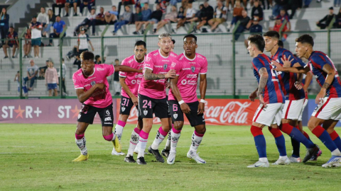 Los jugadores de Independiente del Valle frente a los de San Lorenzo durante el amistoso internacional en la Serie del Río de la Plata, el domingo 15 de enero de 2023.