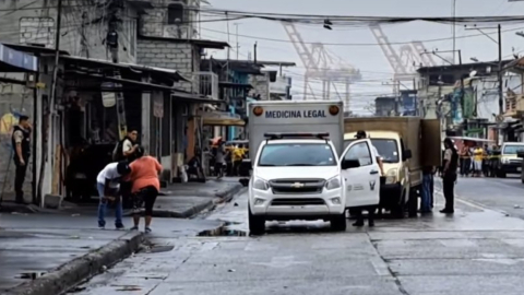 Equipos de Medicina Legal levantan indicios en la cooperativa Derecho de los Pobres, en el Guasmo sur de Guayaquil, uno de los distritos más violentos de Guayaquil.