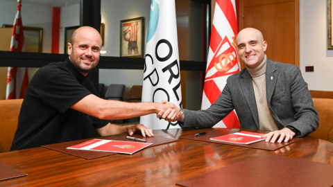 Miguel Ángel Ramírez firma su contrato como nuevo entrenador del Sporting de Gijón, el 17 de enero de 2023. 