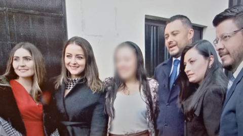 Joselyn Sánchez, cadete de la Escuela de Policía, junto a su equipo de abogados, luego de su liberación, el 18 de enero de 2023, en Quito.