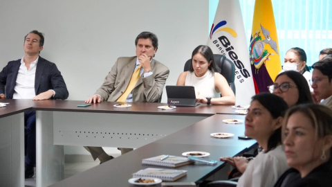 Carlos Julio Arosemena, gerente del Biess (c.), en una reunión con constructores, en Guayaquil, en 2022.