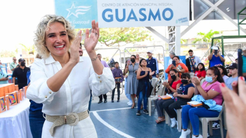 La alcaldesa Cynthia Viteri, durante un evento de entrega de tablets, este 23 de diciembre de 2022.