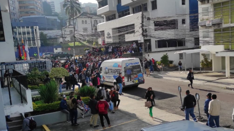 Plantón de los sindicalistas de la Cetrapep, en las afueras de Petroecuador, en Quito, el 18 de enero de 2023.