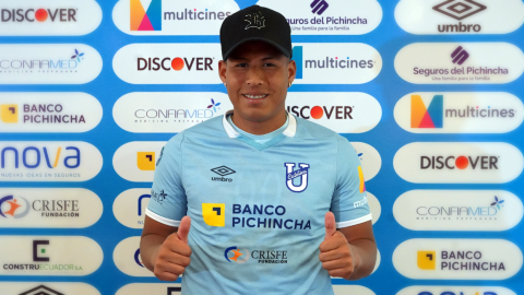 Darlin Leiton posa con la camiseta de Universidad Católica, el 10 de enero de 2023.