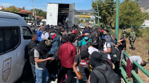 Momento en que las autoridades migratorias de México identificaron el tráiler con los migrantes hacinados en Chiapas, el 18 de enero de 2023.