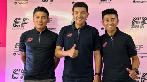 Los ciclistas ecuatorianos Jonathan Caicedo, Richard Carapaz y Alexander Cepeda durante su presentación con el EF Education - EasyPost para la temporada 2023.