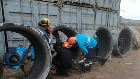 Trabajos de mantenimiento a motores en la Central Santa Cruz, a cargo de Celec, el 18 de noviembre de 2021.