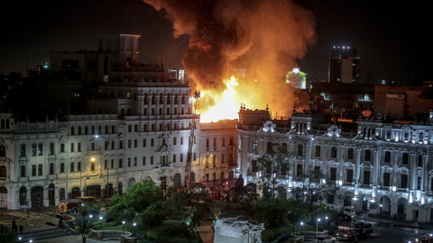 Un incendio de grandes dimensiones arrasó el 19 de enero de 2023 una casona del centro histórico de Lima, a pocos metros de la icónica Plaza San Martín.