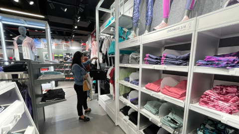 Una mujer realiza compras en un centro comercial en Quito, en diciembre de 2022. 