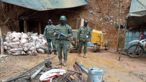 Militares en un operativo de control de minería ilegal en Ponce Enríquez, Azuay.