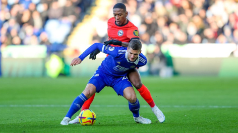 El jugador ecuatoriano, Pervis Estupiñán, disputa un balón durante el partido entre el Brighton y el Leicester City por la Premier, el 21 de enero de 2023.