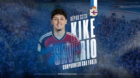 Kike Saverio con la camiseta del Deportivo la Coruña luego de ser anunciado como nuevo jugador del club.