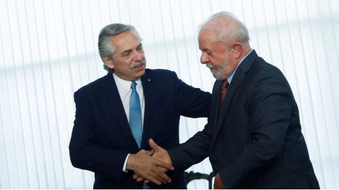 Los presidentes de Argentina y Brasil, Alberto Fernández, y Lula da Silva, respectivamente, en un encuentro en Brasilia, el 2 de enero de 2023. 