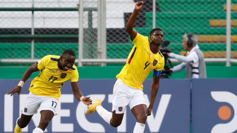 Garis Mina (d) de Ecuador celebra su gol anotado en el partido ante Bolivia por la segunda jornada del Sudamericano Sub 20, el 22 de enero de 2023.