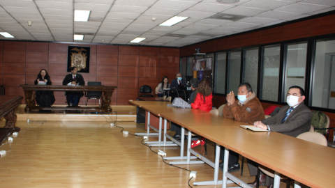 Antonio Vargas (chaqueta café) durante la lectura de la sentencia del caso Aliméntate Ecuador, el 23 de enero de 2023, en Quito.