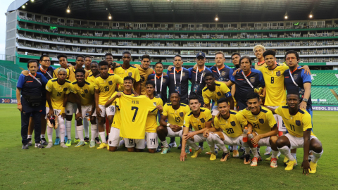 Los jugadores de la selección ecuatoriana muestran la camiseta de Emerson Pata en apoyo al jugador.