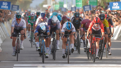 Los ciclistas, encabezados por Fabio Jakobsen (Soudal Quick Step) cruzan la meta en la segunda etapa del a vuelta a San Juan, el 23 de enero de 2023.