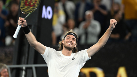 Stefanos Tsitsipas celebra su triunfo en el Abierto de Australia, el 24 de enero de 2023.