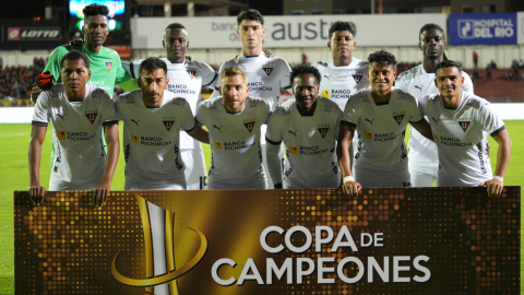 Los jugadores de Liga de Quito, antes de jugar la final de la Copa de Campeones frente a Deportivo Cuenca, el 15 de febrero de 2023. 