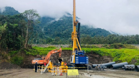 Arribo al país de la maquinaria para la construcción de la pantalla de pilotes en el río Coca, para proteger al Coca Codo Sinclair, el 13 de octubre de 2022.