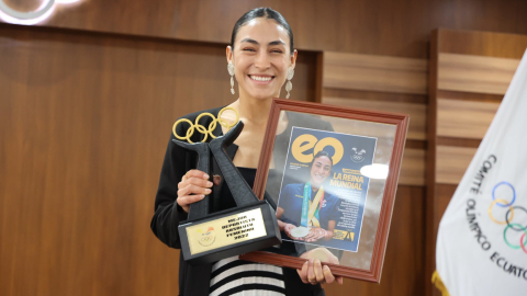 La patinadora, Gabriela Vargas, con el trofeo Citius, Altius, Fortius tras ser elegida como la mejor deportista 2022 Ecuador, el 24 de enero de 2023.