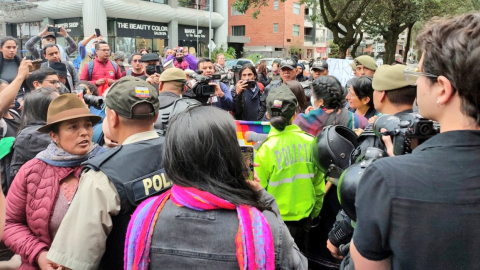 Decenas de personas se concentraron frente a la Embajada de Perú en Quito, Ecuador, el 24 de enero de 2023, en rechazo de las muertes por las protestas.