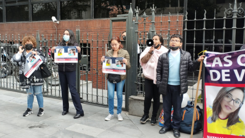 Familiares de Natalia hace un plantón en los exteriores de la Fiscalía de Pichincha. 