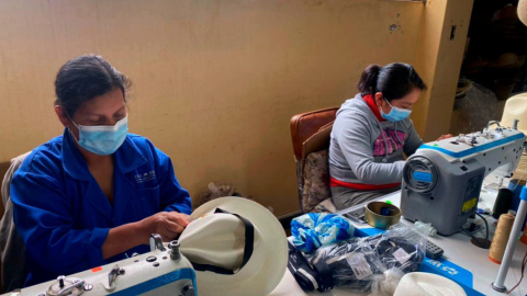 Una visita del Ministerio de Producción en abril de 2021 a la empresa Eloy Bernal Hats, donde se contratan mujeres artesanas. 