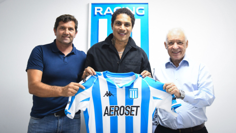 El jugador peruano, Paolo Guerrero, posa con la camiseta de Racing luego de firmar su contrato, el 25 de enero de 2023.