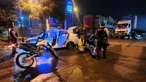 Momento en que la Policía captura a ocho sujetos en el distrito Nueva Prosperina, noroeste de Guayaquil, el 27 de enero de 2023.