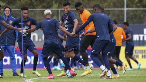 Justin Cuero cabecea un balón en el partido de Ecuador ante Bolivia en el Sudamericano Sub 20, el 22 de enero de 2023.