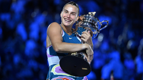 Aryna Sabalenka abraza su trofeo del Abierto de Australia, el 28 de enero de 2023.