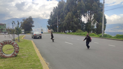 Dos mujeres cruzan la avenida Simón Bolívar, el 26 de enero de 2023