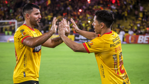 Sergio Agüero y Matías Oyola, durante la Noche Amarilla en el estadio Banco Pichincha, el 28 de enero de 2023.